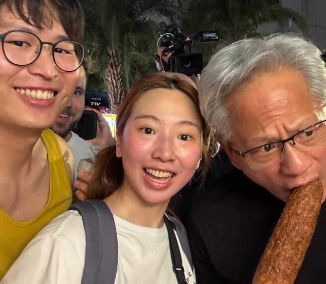 台灣新聞通訊社-手拿烤玉米 夜市偶遇黃仁勳問1句 全場羨慕:夠吹一輩子