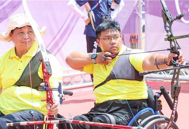 台灣新聞通訊社-李秉諭全障運射箭雙響砲！攜手李畇嫻奪全障運混雙金牌