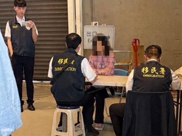 台灣新聞通訊社-雙重國籍70歲通緝婦搭郵輪闖關 一下船秒遭移民署逮捕