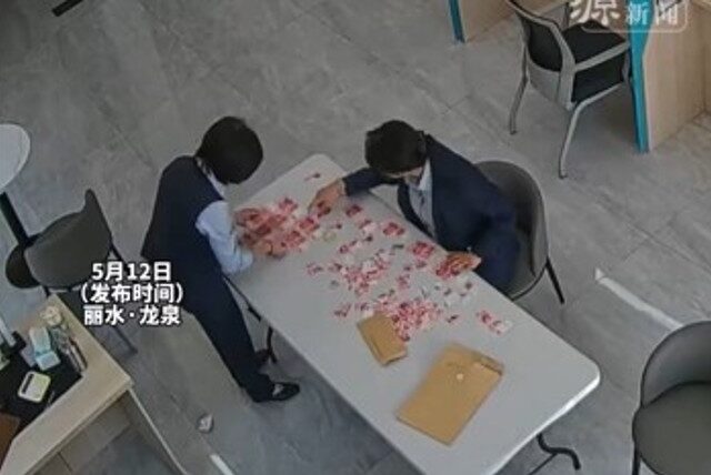 台灣新聞通訊社-幼童撕爛鈔票！家長崩潰衝銀行　行員「五小時拼圖式」全救回