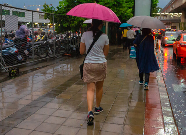 台灣新聞通訊社-大雨鞋子全濕怎辦？達人教「急速乾鞋法」 一晚救回來