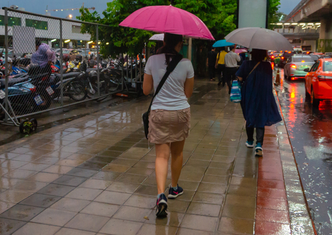 台灣新聞通訊社-大雨鞋子全濕怎辦？達人教「急速乾鞋法」 一晚救回來