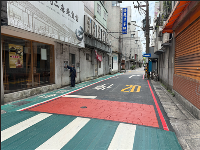 台灣新聞通訊社-馬路突多「一大紅色塊」用途曝光 駕駛疏忽重罰3萬6