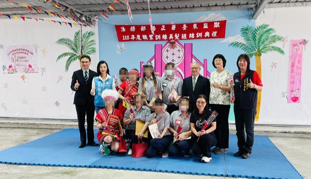 台灣新聞通訊社-不怕被剪壞！東監女收容人互當人頭練美髮 9人順利結訓
