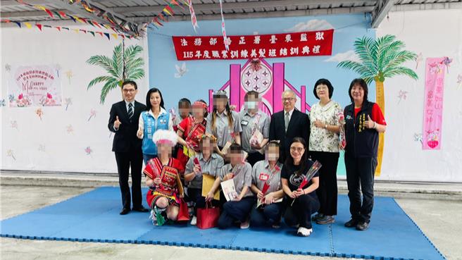 台灣新聞通訊社-不怕被剪壞！東監女收容人互當人頭練美髮 9人順利結訓