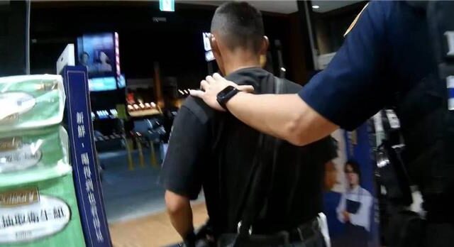 台灣新聞通訊社-高雄通緝犯見警溜進超市  大玩「躲貓貓」裝失憶仍遭逮