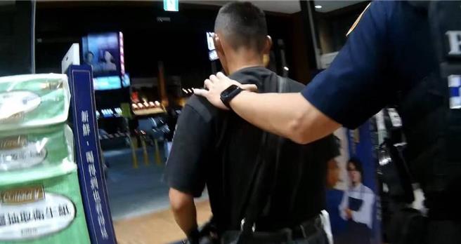 台灣新聞通訊社-高雄通緝犯見警溜進超市 大玩「躲貓貓」裝失憶仍遭逮
