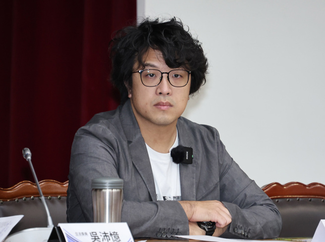 台灣新聞通訊社-沈伯洋起手式打「避孕滅鼠」翻車 郭正亮譏：改打這題保證有感
