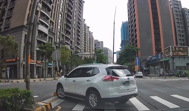 台灣新聞通訊社-離譜畫面曝！ 林口休旅車撞歪庇護島路標 「裝無事」逃逸