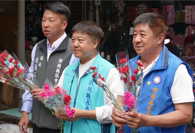 台灣新聞通訊社-陳光復還待復原  藍營陳振中搶先勤跑基層發送康乃馨拚人氣