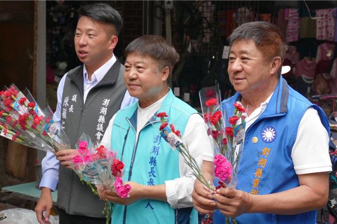 台灣新聞通訊社-陳光復還待復原 藍營陳振中搶先勤跑基層發送康乃馨拚人氣