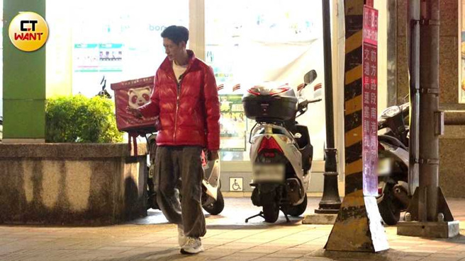 台灣新聞通訊社-唐治平與女友爆衝突被警請離住處 傳街頭對人潑灑飲料