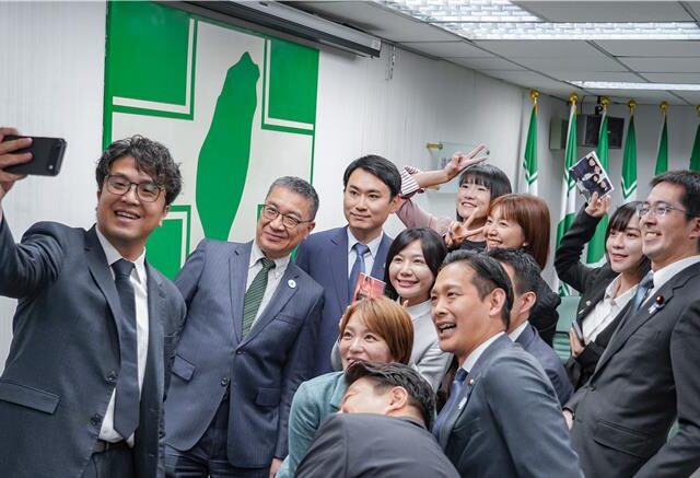 台灣新聞通訊社-日本自民黨青年局訪團拜會民進黨  前女團成員也來了