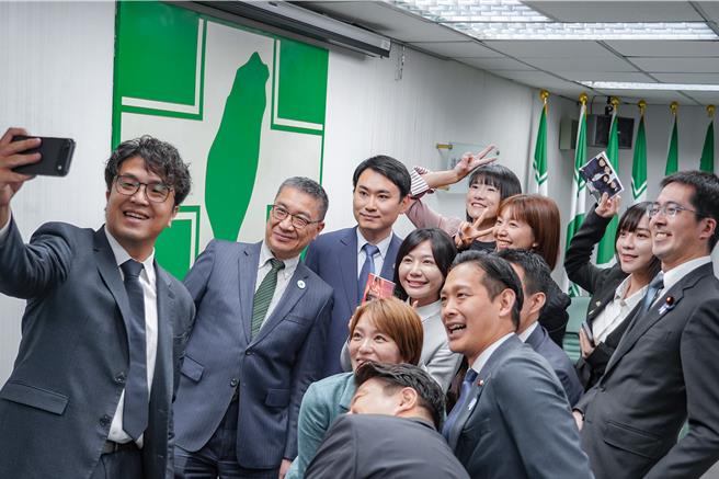 台灣新聞通訊社-日本自民黨青年局訪團拜會民進黨 前女團成員也來了