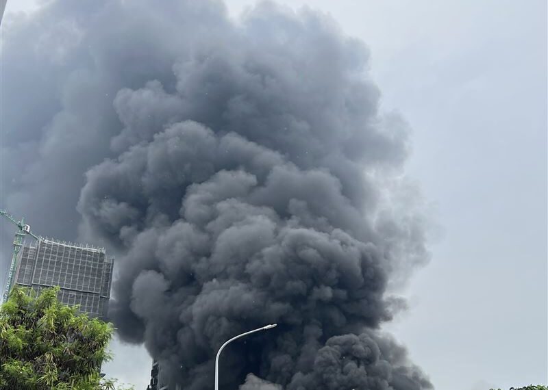 台灣新聞通訊社-快訊／天空被染黑！台中北屯新建案竄火舌　地下2樓塑膠棧板悶燒釀災