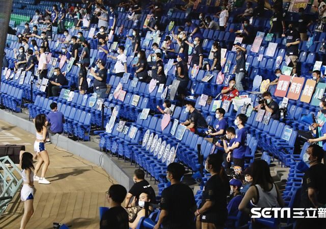 台灣新聞通訊社-獨家／6年前今天新莊僅千人進場　Fubon Angels陣容純本土！她難忘口罩