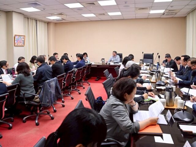 台灣新聞通訊社-中東衝突延燒！台灣8艘船舶滯留荷姆茲　卓榮泰：盡速協助恢復正常航行