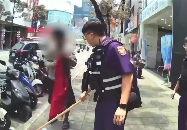 台灣新聞通訊社-驚悚！高市三多商圈壯漢「突拔蔥油餅刀」逛大街　落網瞎扯：想做生意