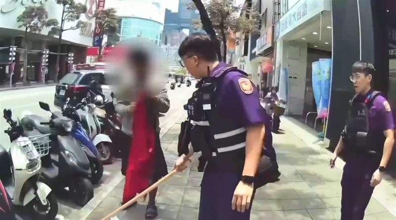 台灣新聞通訊社-驚悚！高市三多商圈壯漢「突拔蔥油餅刀」逛大街　落網瞎扯：想做生意