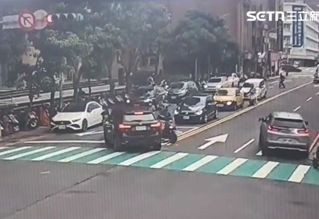 台灣新聞通訊社-基隆市府前離奇車禍！駕駛逆向撞車詭異滑行…沒毒駕卻搜出4顆喪屍菸彈