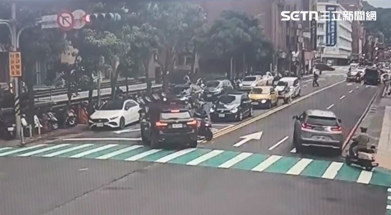 台灣新聞通訊社-基隆市府前離奇車禍！駕駛逆向撞車詭異滑行…沒毒駕卻搜出4顆喪屍菸彈