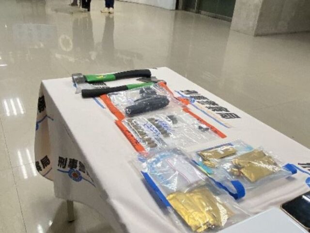台灣新聞通訊社-黑幫詐團eATM試卡躲警！退休婦慘賠900萬　7嫌遭拘捕送辦