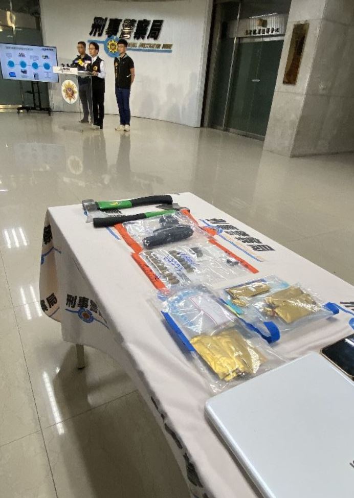 台灣新聞通訊社-黑幫詐團eATM試卡躲警！退休婦慘賠900萬　7嫌遭拘捕送辦