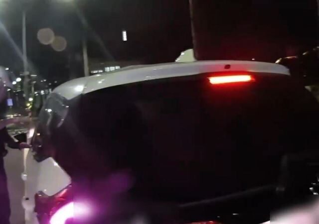 台灣新聞通訊社-高警5槍開轟！喪屍男撞警車狂逃850米自撞慘摔　噴19萬罰單牢裡蹲