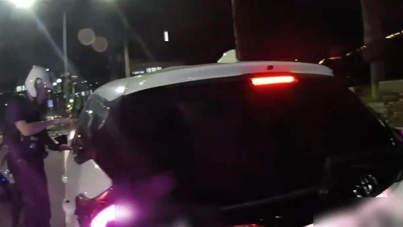 台灣新聞通訊社-高警5槍開轟！喪屍男撞警車狂逃850米自撞慘摔　噴19萬罰單牢裡蹲