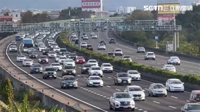 台灣新聞通訊社-新／連假塞爆！國道「紅通通」車流增1.2倍　地雷路段、出發時間一次看