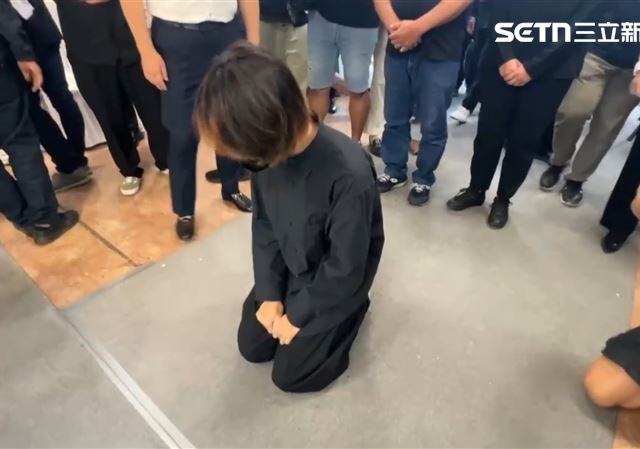 台灣新聞通訊社-女大生撞死女警惹眾怒！靈堂外僵持不下 分局長協調進場家屬冷眼全背對