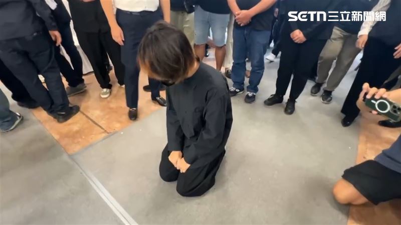 台灣新聞通訊社-女大生撞死女警惹眾怒！靈堂外僵持不下 分局長協調進場家屬冷眼全背對