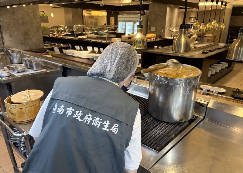 台灣新聞通訊社-台北88人旅遊團13人腹瀉嘔吐送醫 衛生局揪長榮酒店多項缺失