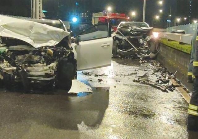 台灣新聞通訊社-台北市民高架深夜車禍！2車對撞180度翻轉　車頭凹陷全爛、零件噴滿地
