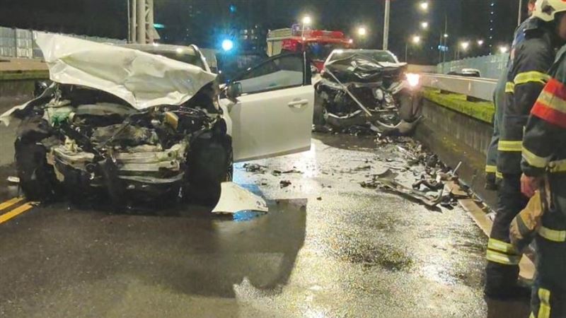 台灣新聞通訊社-台北市民高架深夜車禍！2車對撞180度翻轉　車頭凹陷全爛、零件噴滿地