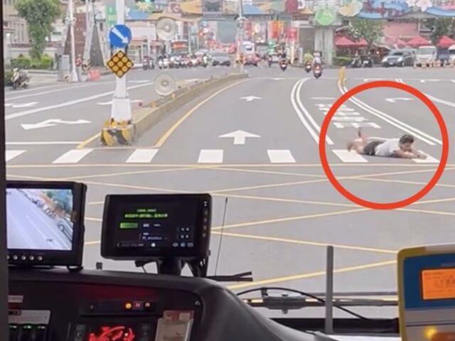 台灣新聞通訊社-傻眼一幕曝光！台中「翻滾哥」大字型躺路口翻滾　74萬網友瘋傳