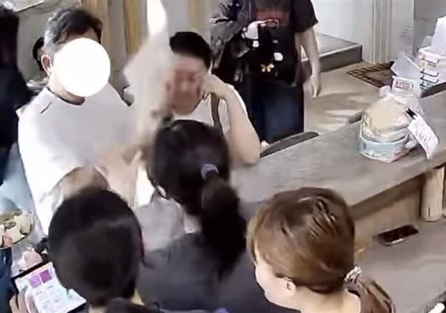 台灣新聞通訊社-奧客摔菜單！老闆娘霸氣護員工「給我回來道歉」 網讚翻刷5星：要去光顧