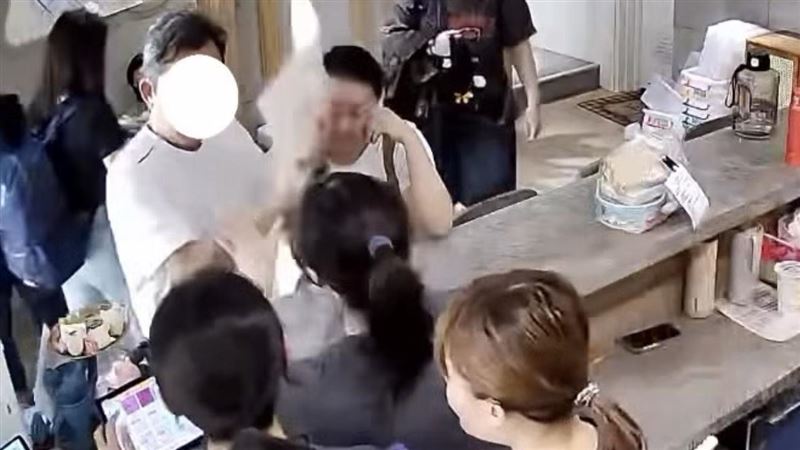 台灣新聞通訊社-奧客摔菜單！老闆娘霸氣護員工「給我回來道歉」 網讚翻刷5星：要去光顧