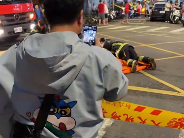 台灣新聞通訊社-脆友群起撻伐！女消防員收氣墊被偷拍　噁男對準臀部猛喊翹