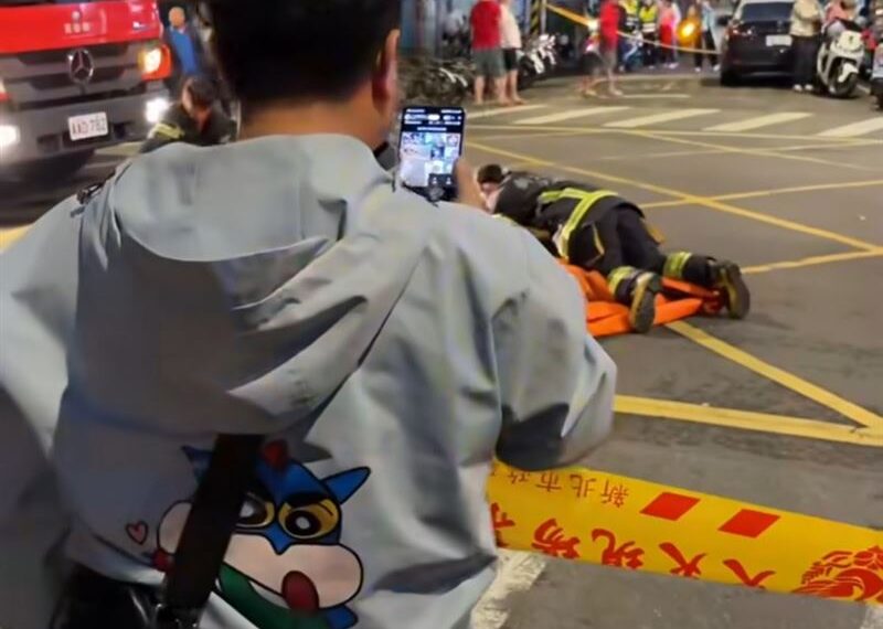 台灣新聞通訊社-脆友群起撻伐！女消防員收氣墊被偷拍　噁男對準臀部猛喊翹