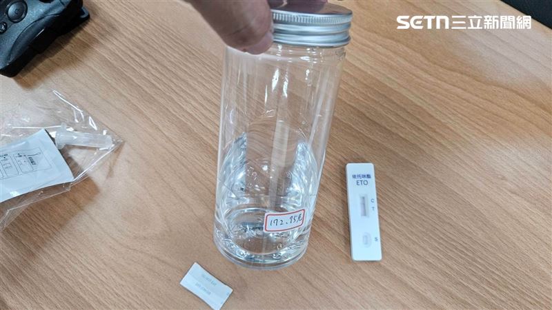 台灣新聞通訊社-整瓶煙油帶著跑！佇立路中央擋住人車　警盤查揪出通緝毒販