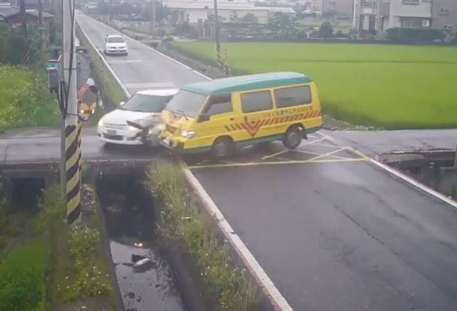 台灣新聞通訊社-宜蘭娃娃車車禍！岔路口高速碰撞汽車、墜溝渠釀4人傷　驚險瞬間曝光