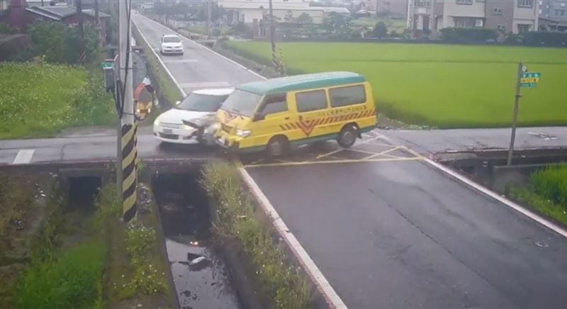 台灣新聞通訊社-宜蘭娃娃車車禍！岔路口高速碰撞汽車、墜溝渠釀4人傷　驚險瞬間曝光