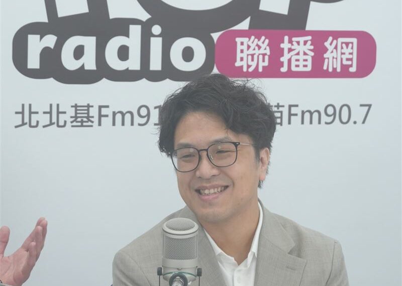 台灣新聞通訊社-謝寒冰兌現「選北市就發雞排」祭品文　沈伯洋笑回：那麼快就有一個政績