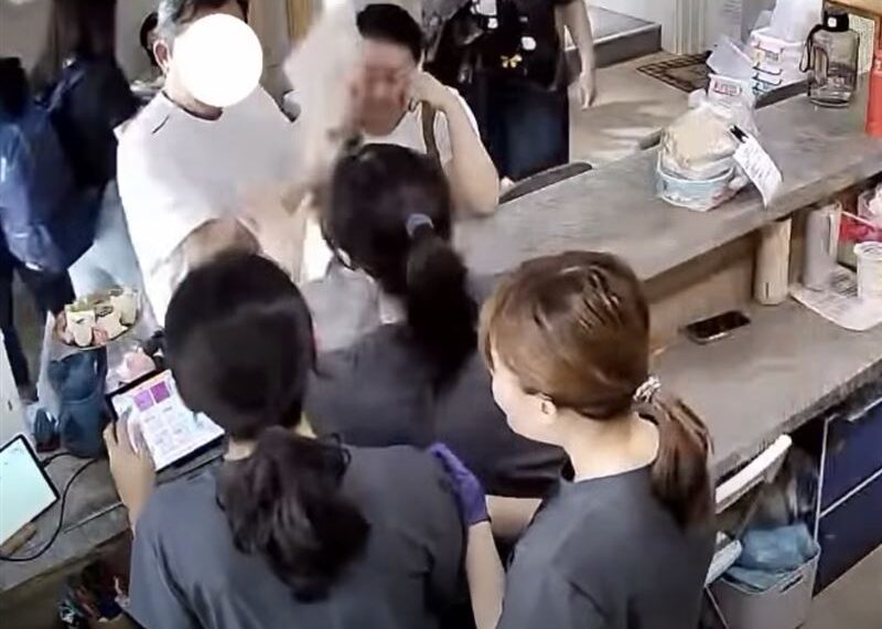 台灣新聞通訊社-奧客摔菜單！闆娘護員工追客「給我回來道歉」現身還原：在做對的事情