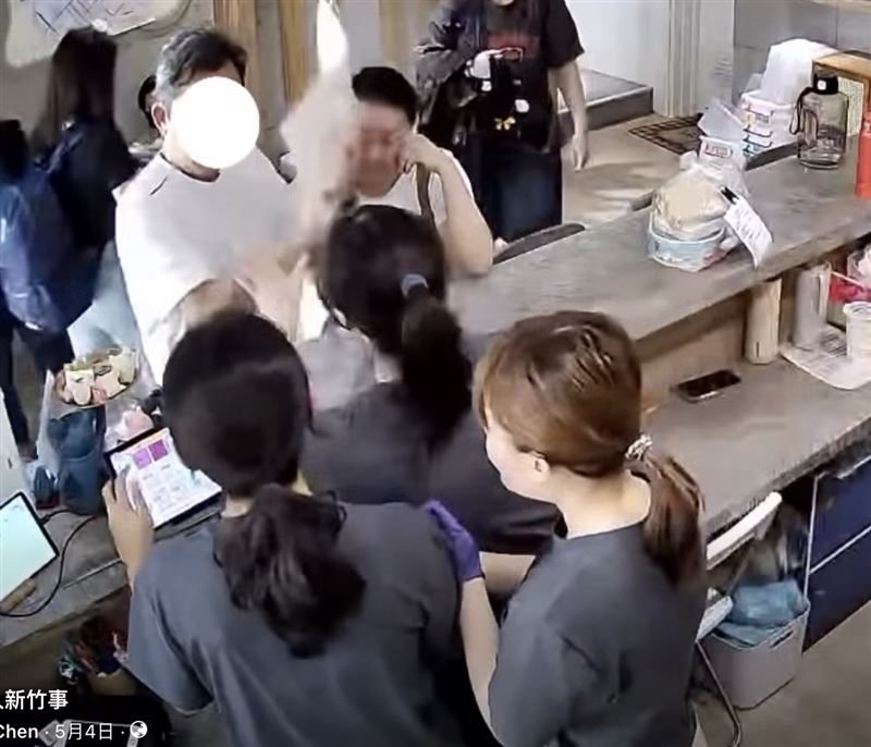 台灣新聞通訊社-奧客摔菜單！闆娘護員工追客「給我回來道歉」現身還原：在做對的事情