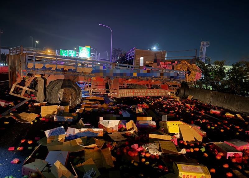 台灣新聞通訊社-國1驚魂!聯結車猛撞護欄「萬顆芒果慘碎屍」 滾滿車道慘況畫面曝