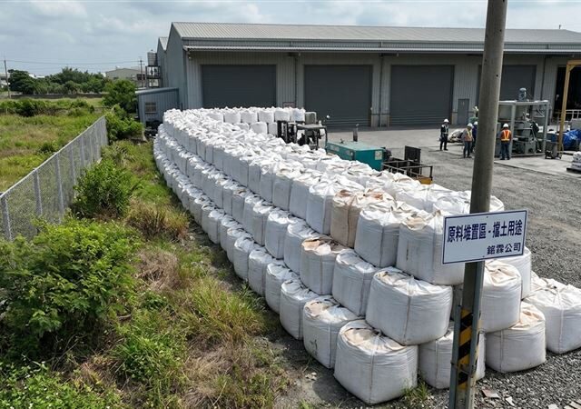 台灣新聞通訊社-2千噸太空包堆成牆！前屏東議員捲廢清法　一審判2年高分院逆轉無罪