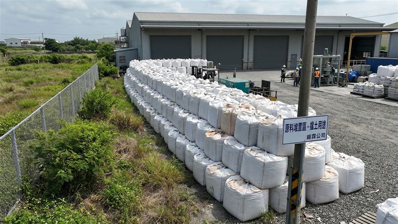 台灣新聞通訊社-2千噸太空包堆成牆！前屏東議員捲廢清法　一審判2年高分院逆轉無罪