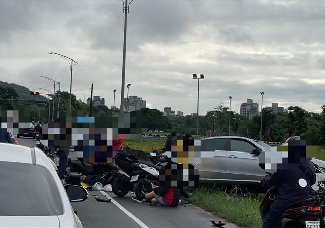 台灣新聞通訊社-快訊／樹林汽車車失控衝撞8車　釀3重傷3輕傷送醫